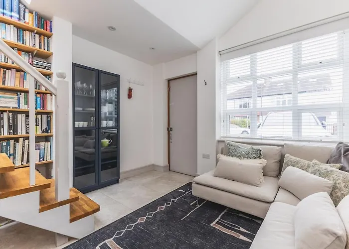 Chic & Trendy 1-Bed In Wimbledon