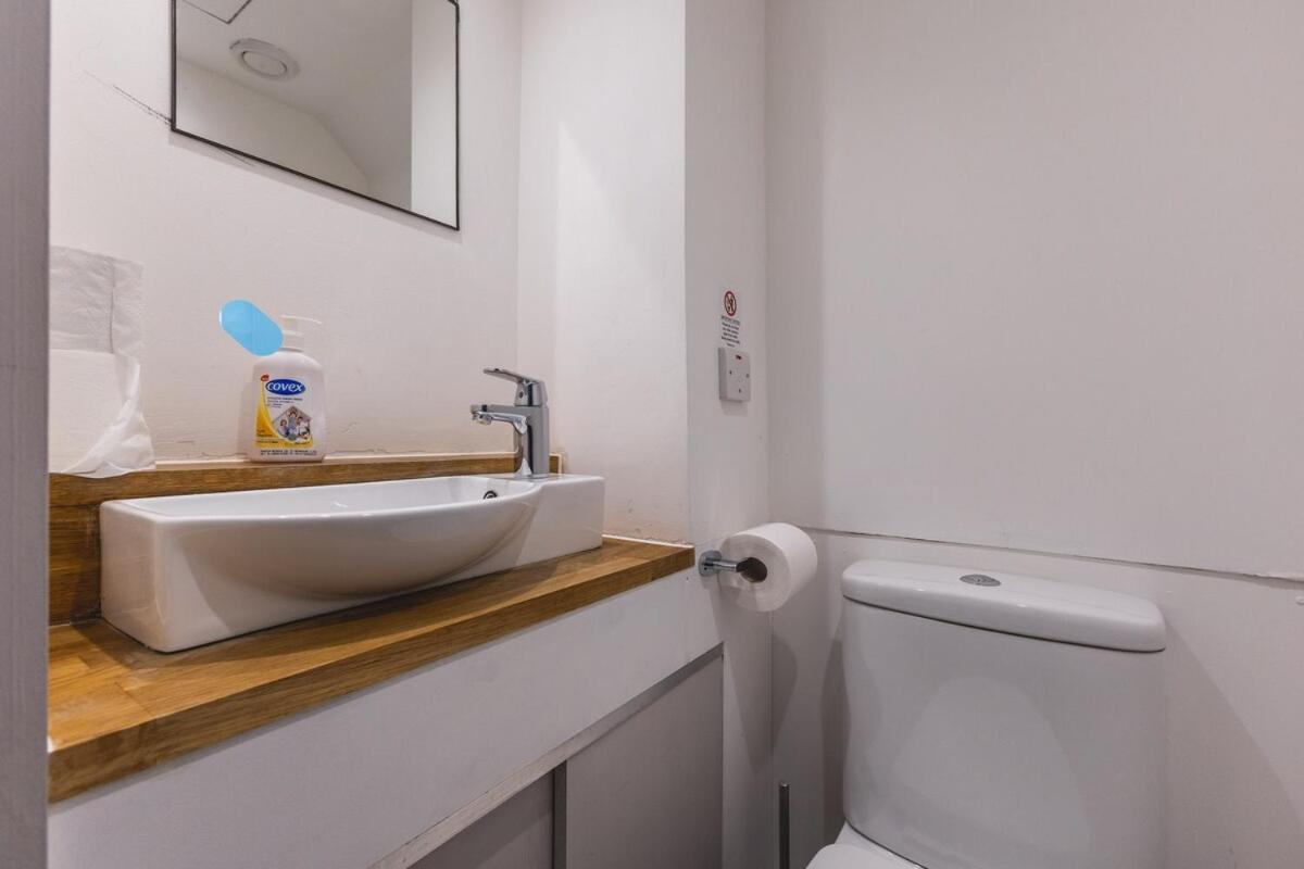 Chic & Trendy 1-bed In Wimbledon * London